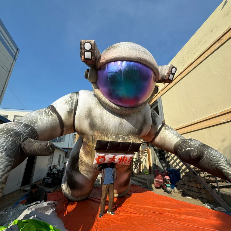 giant inflatable astronaunt (1)