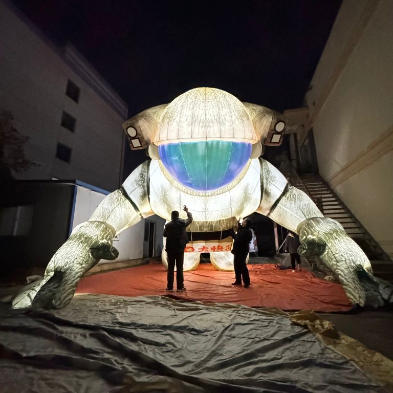 giant inflatable astronaunt (3)