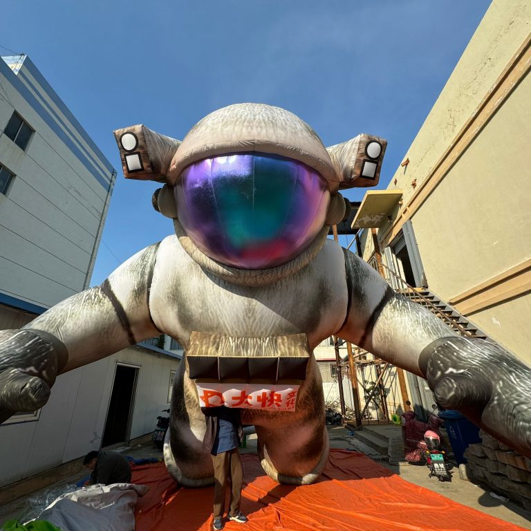 giant inflatable astronaunt (5)