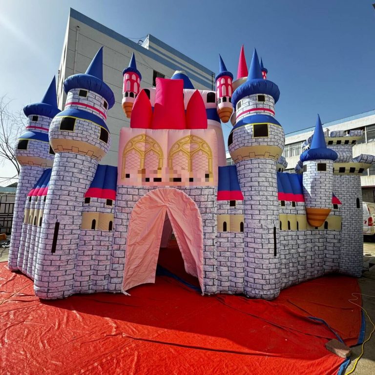 6m tall inflatable castle (1)