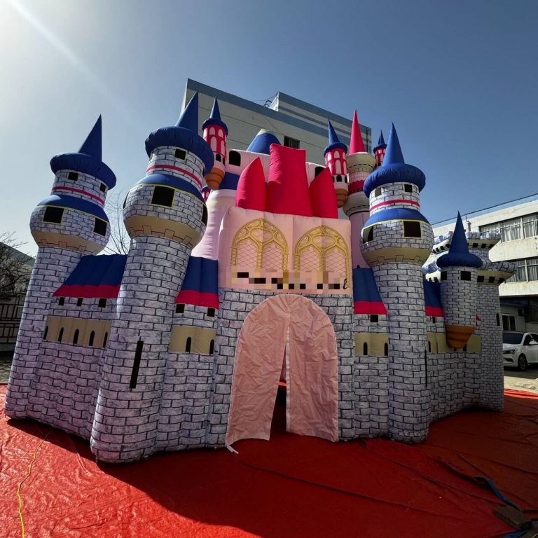 6m tall inflatable castle (2)