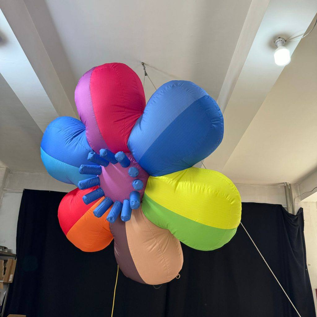 Colorful Inflatable 2m Flowers Inflatable Stage Decoration Flower For Music Festival